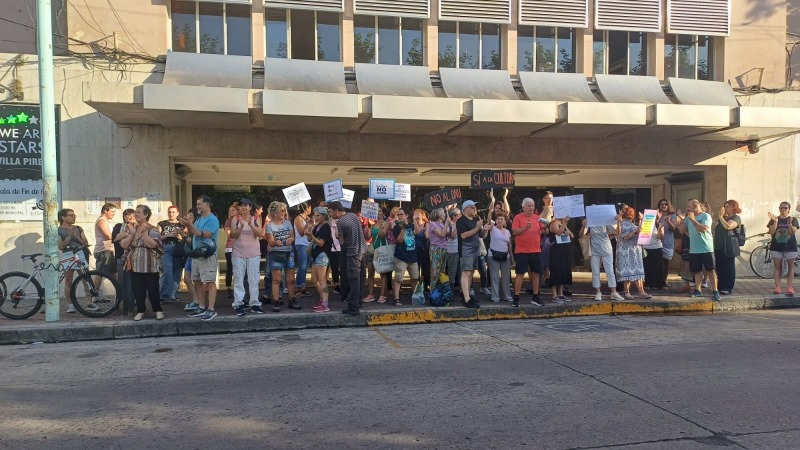 Artistas locales se volvieron a manifestar en la vereda del Teatro